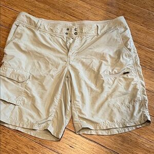 Columbia Womens 16, TAN Cargo Shorts zip snap Khaki Omni shade,  10” inseam leg